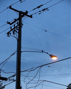 Vecinos alzan la voz por luminarias en mal estado Vecinos alzan la voz por luminarias en mal estado