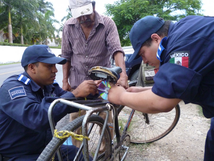 Tizimín: Colocan CDs reciclados para usar como reflejantes en las bicicletas. Tizimín: Colocan CDs reciclados para usar como reflejantes en las bicicletas.