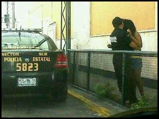 Arrestan y sancionan a policía que enamoraba en horas de servicio. Arrestan y sancionan a policía que enamoraba en horas de servicio.
