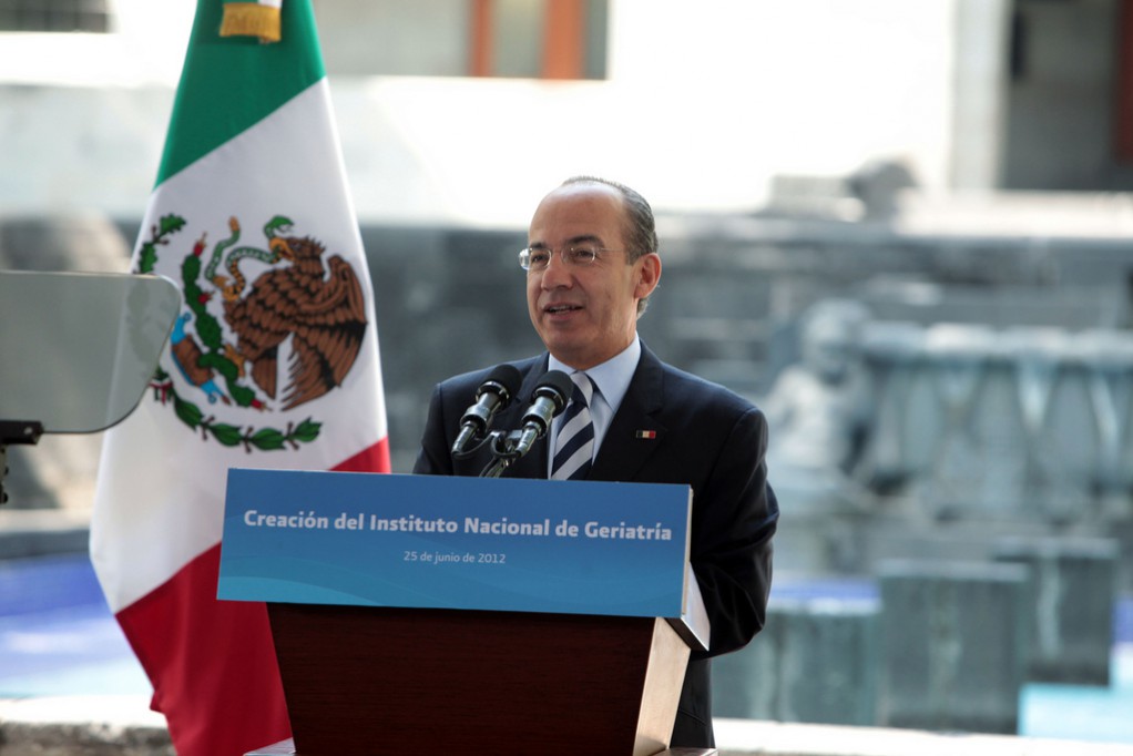 Felipe Calderón condena asesinato del mexicano por patrulla fronteriza. Felipe Calderón condena asesinato del mexicano por patrulla fronteriza.