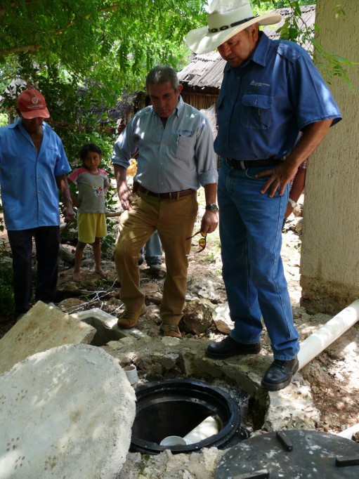 Con la construcción de sanitarios ecológicos se impulsa el saneamiento del manto freático. Con la construcción de sanitarios ecológicos se impulsa el saneamiento del manto freático.