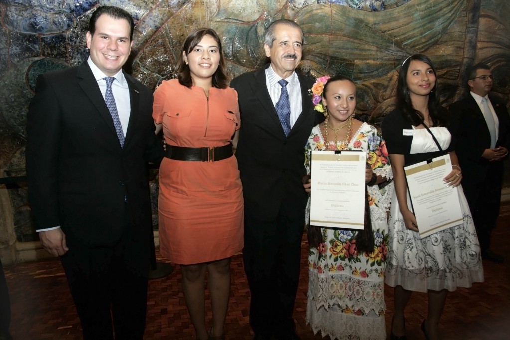 Jóvenes yucatecas galardonadas con Premio Nacional Jóvenes yucatecas galardonadas con Premio Nacional