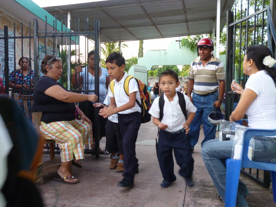 Tizimín: Desmienten prohibición de lunch en escuela primaria.