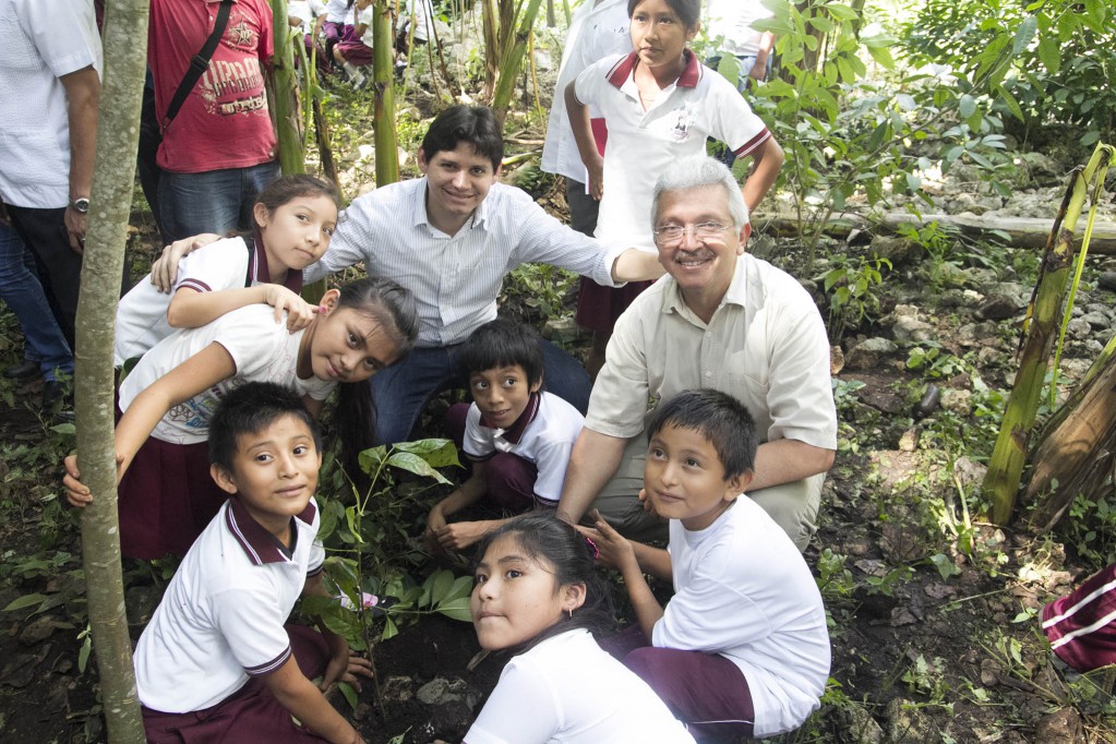 Inician la restauración de 10 cenotes en 4 diferentes municipios del Estado. Inician la restauración de 10 cenotes en 4 diferentes municipios del Estado.