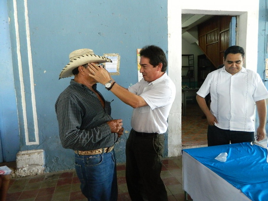 Extiende el Senador Ávila Ruiz el Programa de salud visual al municipio de Calotmul Extiende el Senador Ávila Ruiz el Programa de salud visual al municipio de Calotmul