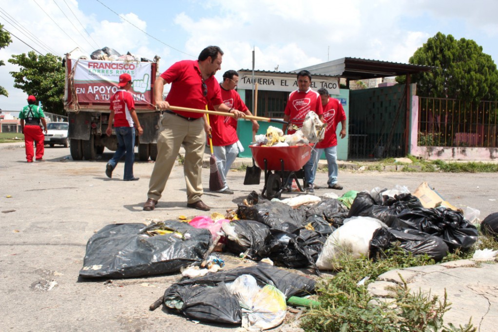 Diputados priistas recogieron basura en Mérida Diputados priistas recogieron basura en Mérida
