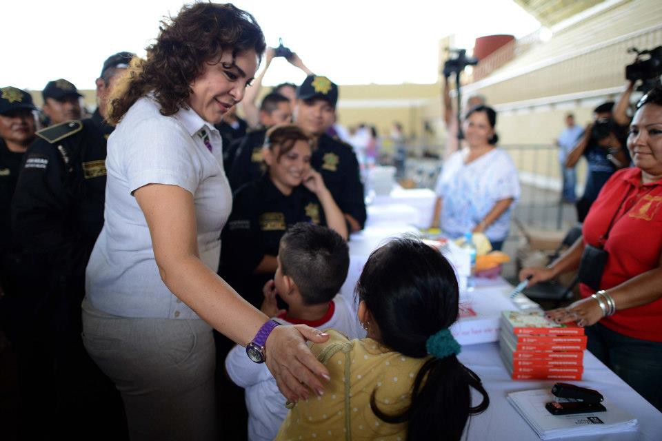 Trabajadores de gobierno reciben útiles escolares para sus hijos Trabajadores de gobierno reciben útiles escolares para sus hijos