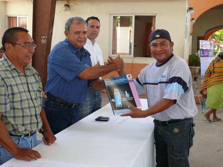 Productores yucatecos reciben sus títulos de concesión para el aprovechamiento de aguas nacionales. Productores yucatecos reciben sus títulos de concesión para el aprovechamiento de aguas nacionales.