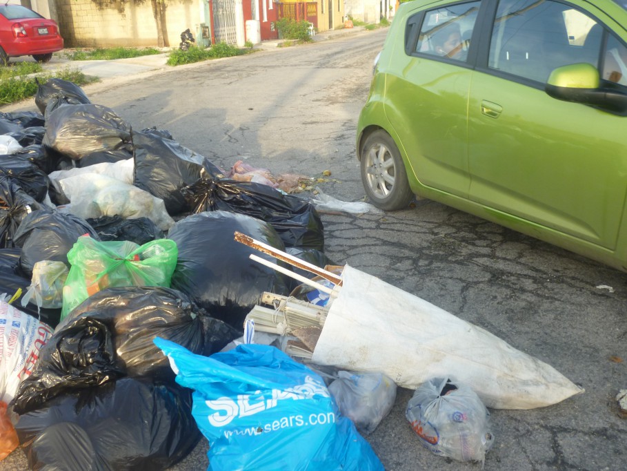 Personas se quejan ante la falta de recoja de basura. Personas se quejan ante la falta de recoja de basura.