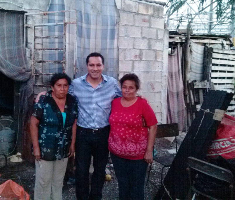 Mauricio Vila entrega apoyo a familia en situación vulnerable Mauricio Vila entrega apoyo a familia en situación vulnerable