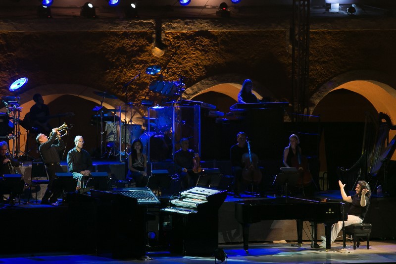 Yanni cautiva con su música en el Mayab Yanni cautiva con su música en el Mayab