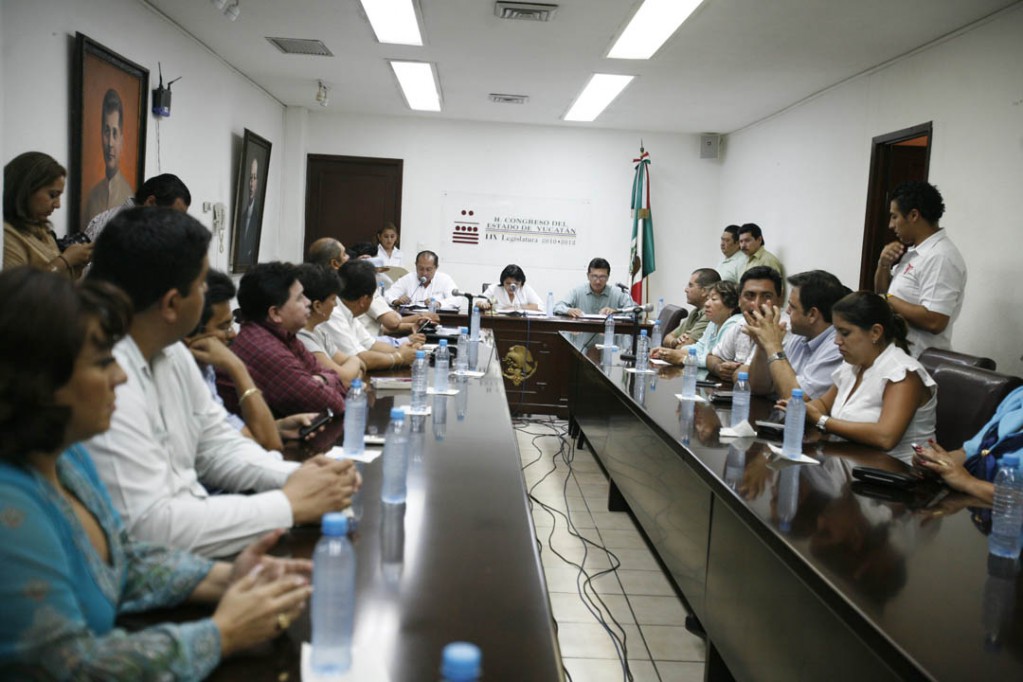 Eligen mesa directiva para sesión extraordinaria Eligen mesa directiva para sesión extraordinaria