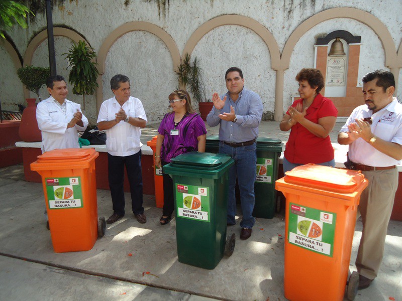 Valladolid: Entregan 7 botes de basura para la jurisdicción sanitaria no 2. Valladolid: Entregan 7 botes de basura para la jurisdicción sanitaria no 2.