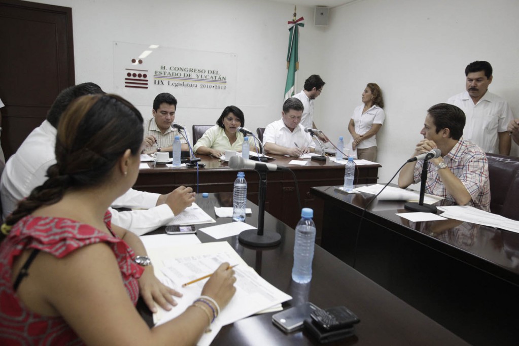 Aprobación de dictamen de reformas a tres leyes y a la constitución local. Aprobación de dictamen de reformas a tres leyes y a la constitución local.