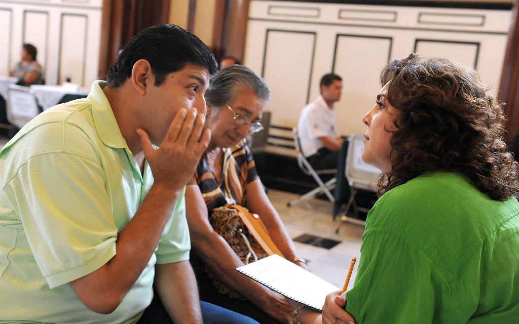 Apoyo a personas con serias dificultades en audiencia pública Apoyo a personas con serias dificultades en audiencia pública