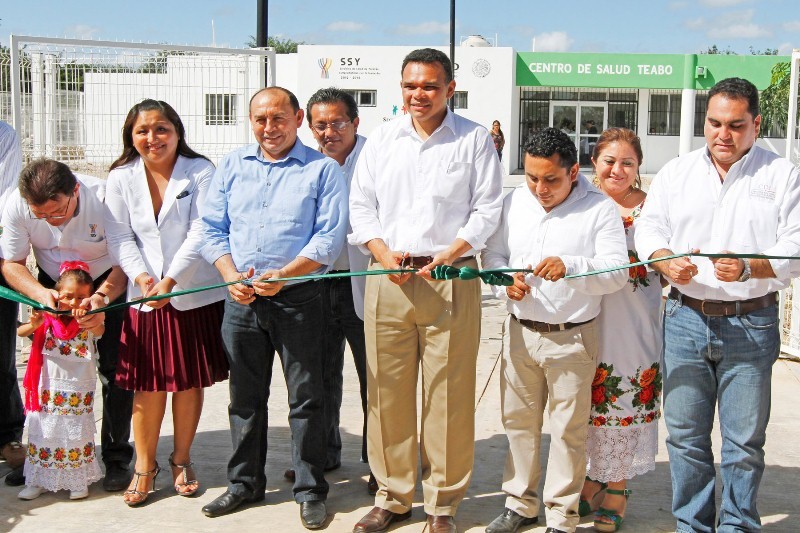 Inaugura el gobernador centro de salud en Teabo Inaugura el gobernador centro de salud en Teabo