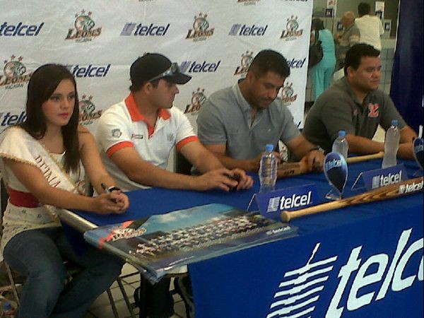 Leones de Yucatán realiza firma de autógrafos en el oriente de la Ciudad Leones de Yucatán realiza firma de autógrafos en el oriente de la Ciudad