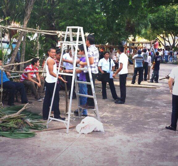 Degustación para vivos y muertos: Altares en la “Plaza Grande” de Mérida Degustación para vivos y muertos: Altares en la “Plaza Grande” de Mérida