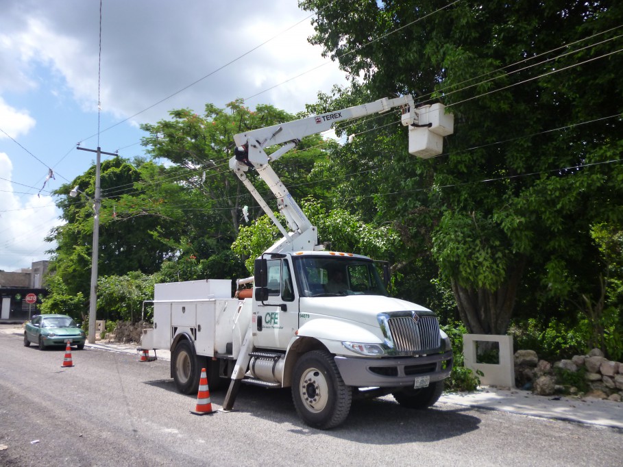Tizimín: Podan árboles que perjudican cables de media tensión.\r\n Tizimín: Podan árboles que perjudican cables de media tensión.\r\n