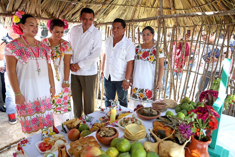 El Gobernador del Estado inauguro la tradicional muestra de altares en la plaza principal de Mérida. El Gobernador del Estado inauguro la tradicional muestra de altares en la plaza principal de Mérida.